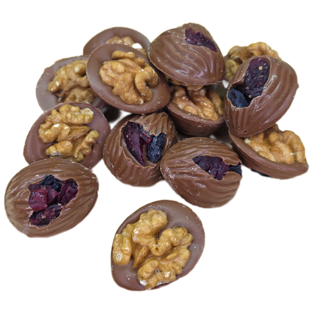 Цукерки волоський горіх з журавлиною та родзинками в шоколаді Lux Choco 200 г 